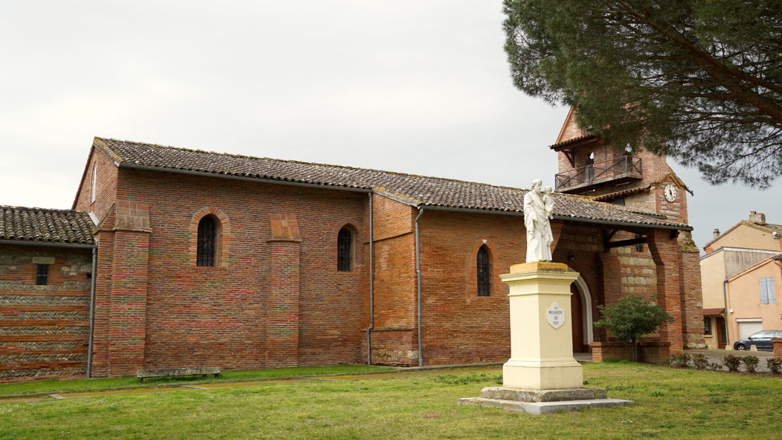  Une &eacute;glise majestueuse avec une statue en fa&ccedil;ade