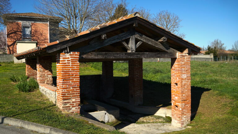 Petite structure en briques, caract&eacute;ris&eacute;e par sa couleur rouge et son design compact.