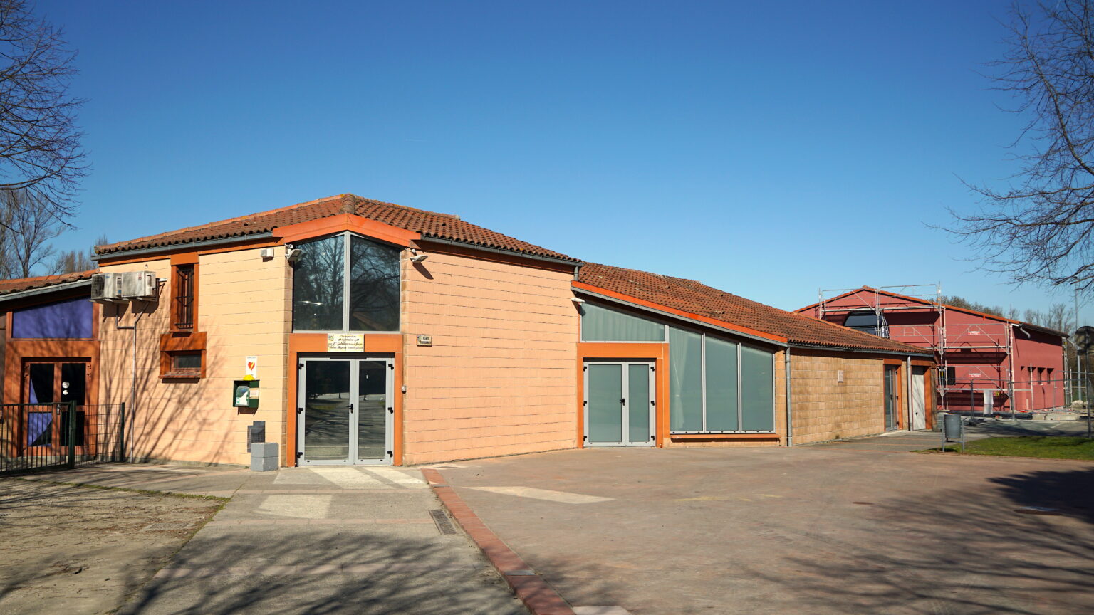 la vue de l'ext&eacute;rieurx la salle en orange
