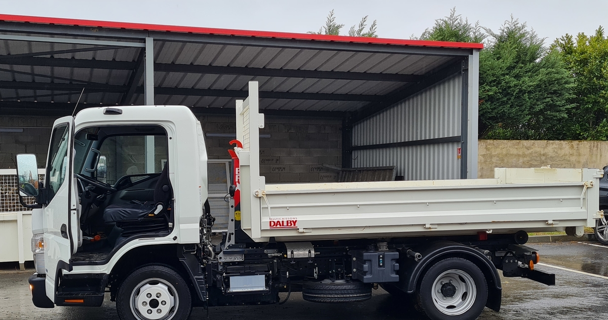 une ben blanc ouvert sa porte