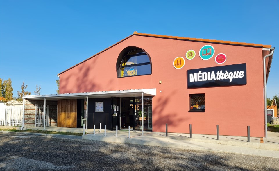 vue l'ext&eacute;rieur d'une biblioth&egrave;que