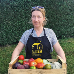 une femme avec un plateau de fruits